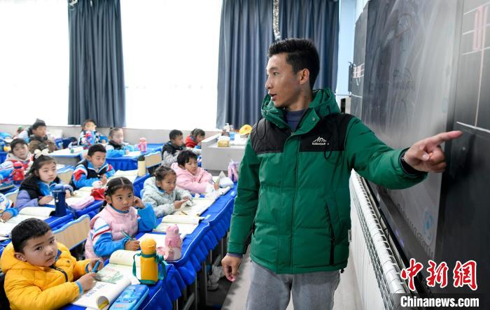 3月14日，西藏拉薩市第一小學(xué)藏語文老師拉巴次仁在課堂上?！±盍?攝