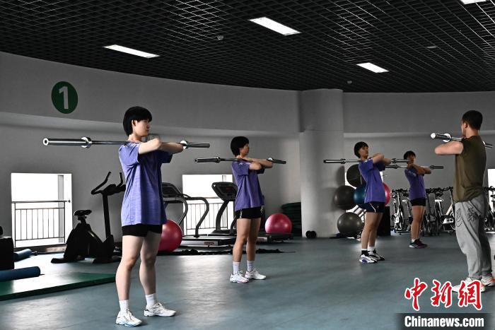 圖為全國青少年女排在天津進(jìn)行集訓(xùn)?！√旖蝮w育學(xué)院供圖