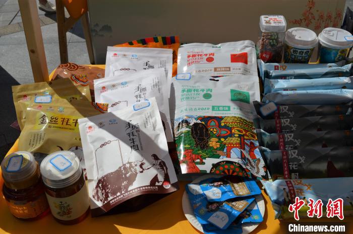 推介活動上的農(nóng)特產(chǎn)品展示?！≈炝杞?攝