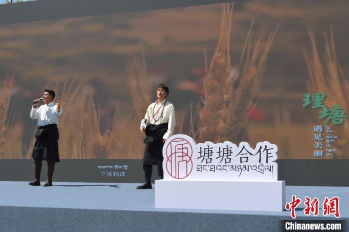 “康巴漢子”現(xiàn)場獻(xiàn)唱。　朱凌捷 攝