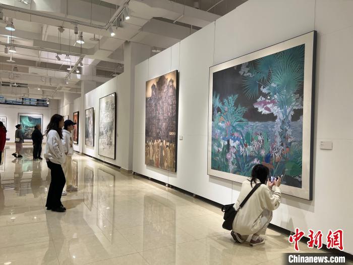 圖為全國青年教師中國畫學(xué)術(shù)邀請展吸引學(xué)生觀展?！＄婌?攝