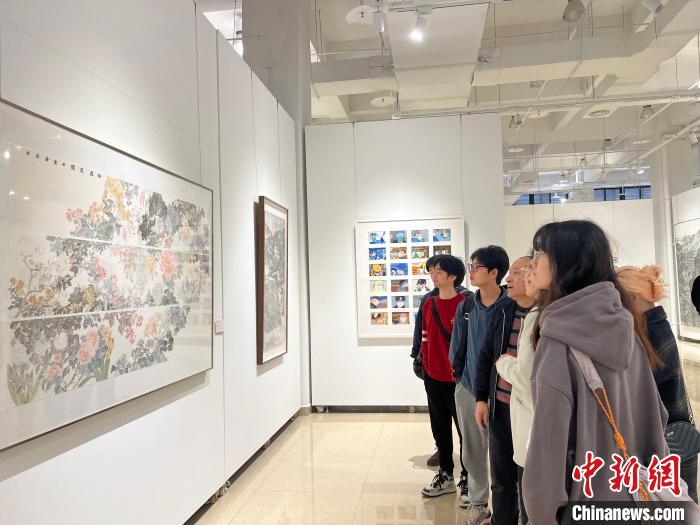圖為全國青年教師中國畫學(xué)術(shù)邀請展現(xiàn)場。　鐘旖 攝