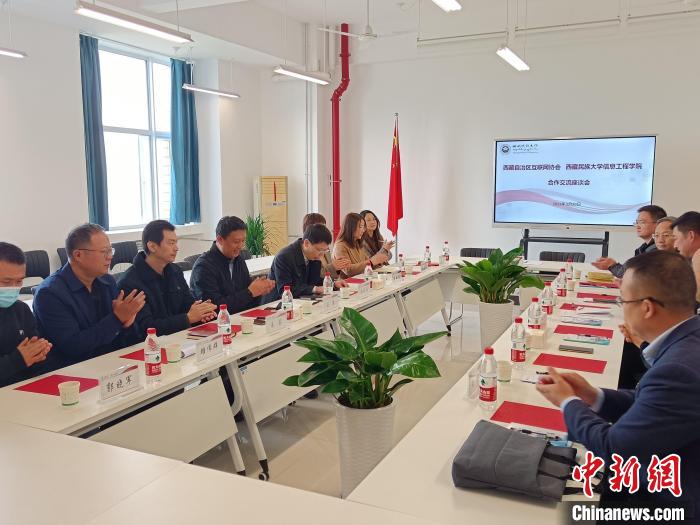 圖為座談會議現(xiàn)場?！「裆?攝