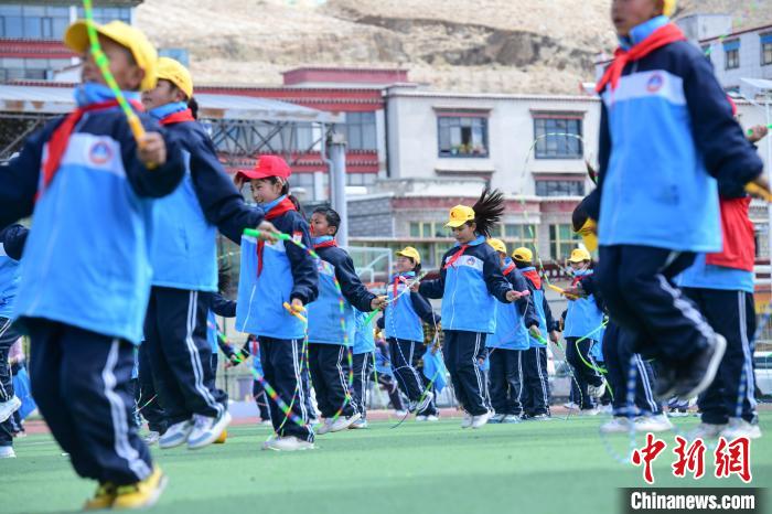 圖為學(xué)生正在練習(xí)跳繩?！∝暩聛硭?攝