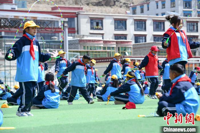 圖為學(xué)生正在練習(xí)跳繩?！∝暩聛硭?攝