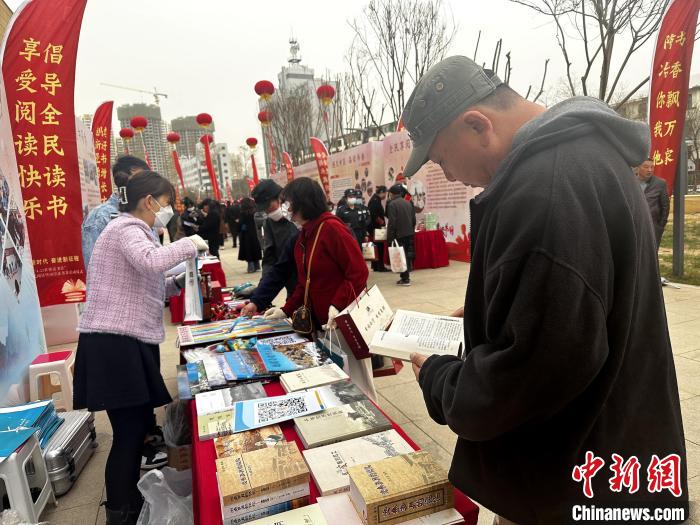 圖為民眾在活動現(xiàn)場讀書、購書?！±铍h 攝
