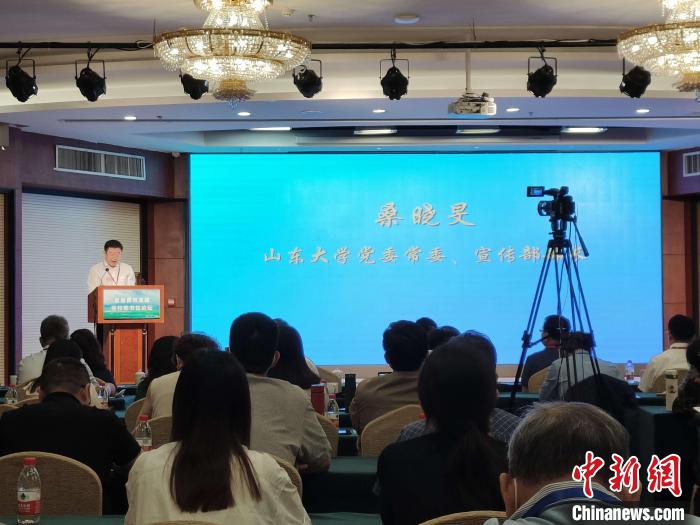 山東大學黨委常委、宣傳部部長桑曉旻在現(xiàn)場致辭?！⊥醪赦?攝
