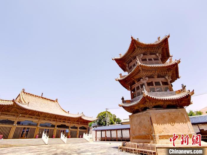 圖為阿河灘清真寺局部?！?zhí)砀?攝