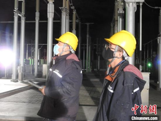 圖為5月10日凌晨，國(guó)網(wǎng)青海檢修公司柴達(dá)木換流站運(yùn)維人員在進(jìn)行柴拉直流系統(tǒng)停電操作?！∫杂?攝