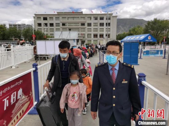 圖為拉薩車站工作人員為西藏先心病患兒和陪同人員提供“綠色”接力幫扶，并開(kāi)通了專門通道，讓他們快速進(jìn)站上車。拉薩車站 供圖