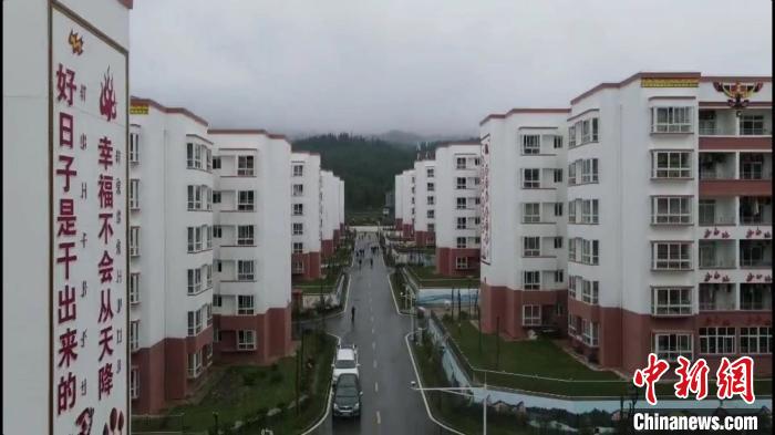 越西縣最大的易地扶貧搬遷安置點——城北感恩社區(qū)?！『武?攝
