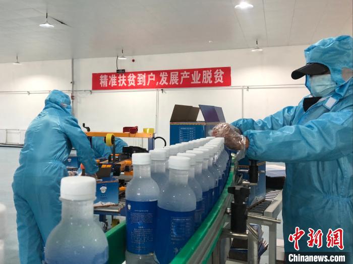 圖為阿里地區(qū)措勤縣某飲用水加工公司，該公司以“基地+公司+貧困民眾”為運(yùn)營(yíng)模式，帶動(dòng)貧困民眾68戶232人?！≈x牧 攝