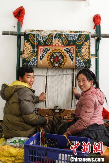 圖為1月15日，在日喀則市謝瑪氆氌農(nóng)村合作社，拉孜村一對夫婦在編織卡墊(資料圖)?！≮w朗 攝