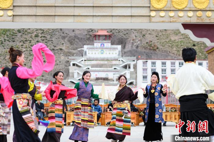 圖為西藏昌都市洛隆縣易地搬遷安置點(diǎn)阿托卡小康示范新村村民載歌載舞慶脫貧(資料圖)?！『闻罾?攝