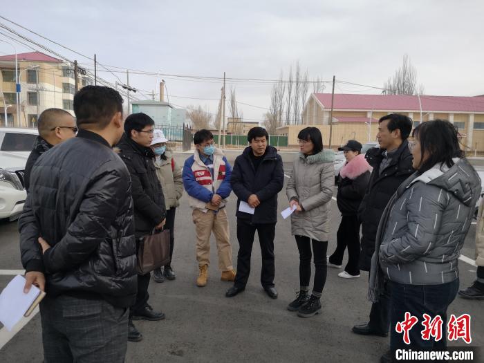 圖為青海大學(xué)工作人員正在現(xiàn)場考察該項(xiàng)目進(jìn)行情況。　李江寧 攝