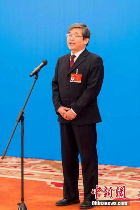 3月10日，全國(guó)政協(xié)十三屆四次會(huì)議第三場(chǎng)“委員通道”采訪活動(dòng)在北京人民大會(huì)堂新聞發(fā)布廳舉行。圖為全國(guó)政協(xié)委員阿拉坦倉(cāng)通過(guò)網(wǎng)絡(luò)視頻方式接受媒體采訪。<a target='_blank' ><p  align=