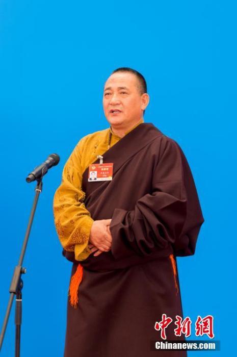 3月10日，全國(guó)政協(xié)十三屆四次會(huì)議第三場(chǎng)“委員通道”采訪活動(dòng)在北京人民大會(huì)堂新聞發(fā)布廳舉行。圖為全國(guó)政協(xié)委員洛桑山丹通過(guò)網(wǎng)絡(luò)視頻方式接受媒體采訪。<a target='_blank' ><p  align=