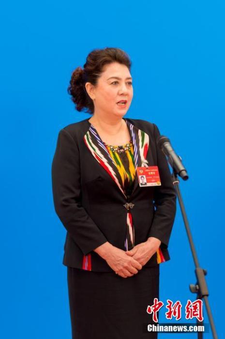 3月10日，全國(guó)政協(xié)十三屆四次會(huì)議第三場(chǎng)“委員通道”采訪活動(dòng)在北京人民大會(huì)堂新聞發(fā)布廳舉行。圖為全國(guó)政協(xié)委員古麗帕麗·阿不都拉通過(guò)網(wǎng)絡(luò)視頻方式接受媒體采訪。<a target='_blank' ><p  align=
