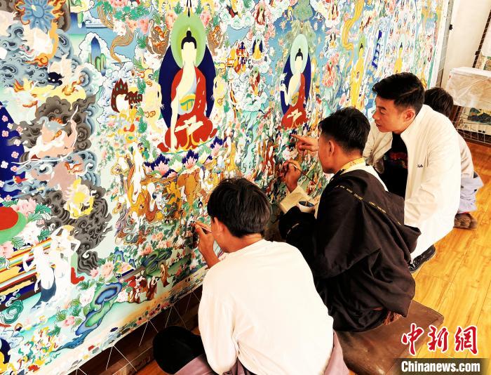 青海唐卡藝術(shù)小鎮(zhèn)：“勞模畫師”師帶徒，文化扶貧富一方