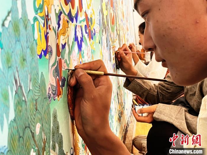圖為畫師繪畫唐卡?！●R文莉 供圖