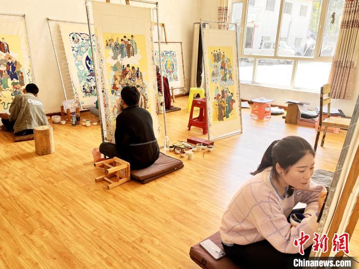 圖為畫室內(nèi)學(xué)徒練習(xí)繪畫唐卡?！●R文莉 供圖