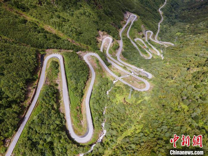 圖為西藏山南錯(cuò)那縣的盤山公路，錯(cuò)那縣被命名為全國“四好農(nóng)村路”示范縣?！〗w波 攝
