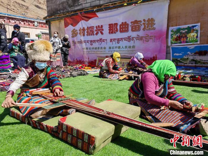 圖為2022年，安多縣雁石坪鎮(zhèn)“鄉(xiāng)村振興那曲奮進(jìn)”編織技藝比賽現(xiàn)場。資料圖 那曲市“鄉(xiāng)村振興 那曲奮進(jìn)”活動辦供圖