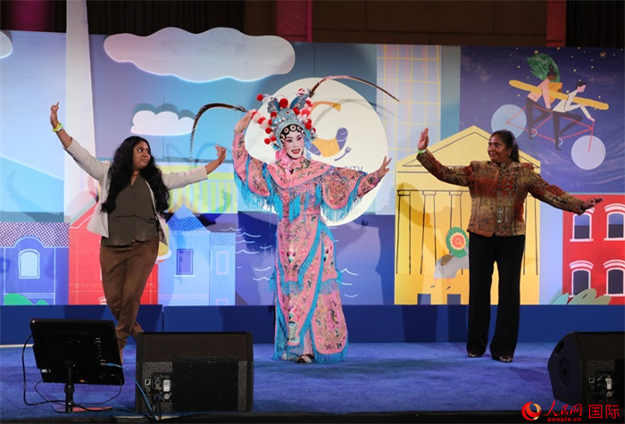 當(dāng)?shù)厝A人京劇社團(tuán)的青年演員現(xiàn)場(chǎng)表演京劇選段，并與現(xiàn)場(chǎng)觀眾近距離互動(dòng)。人民網(wǎng)記者 李志偉攝