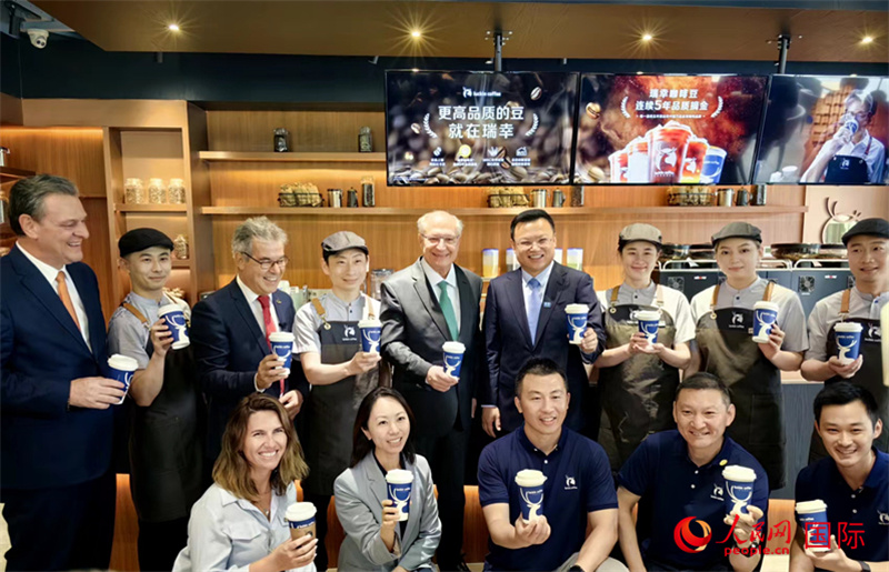 巴西副總統(tǒng)阿爾克明在北京某咖啡店推廣巴西咖啡。人民網(wǎng)記者 符園園攝