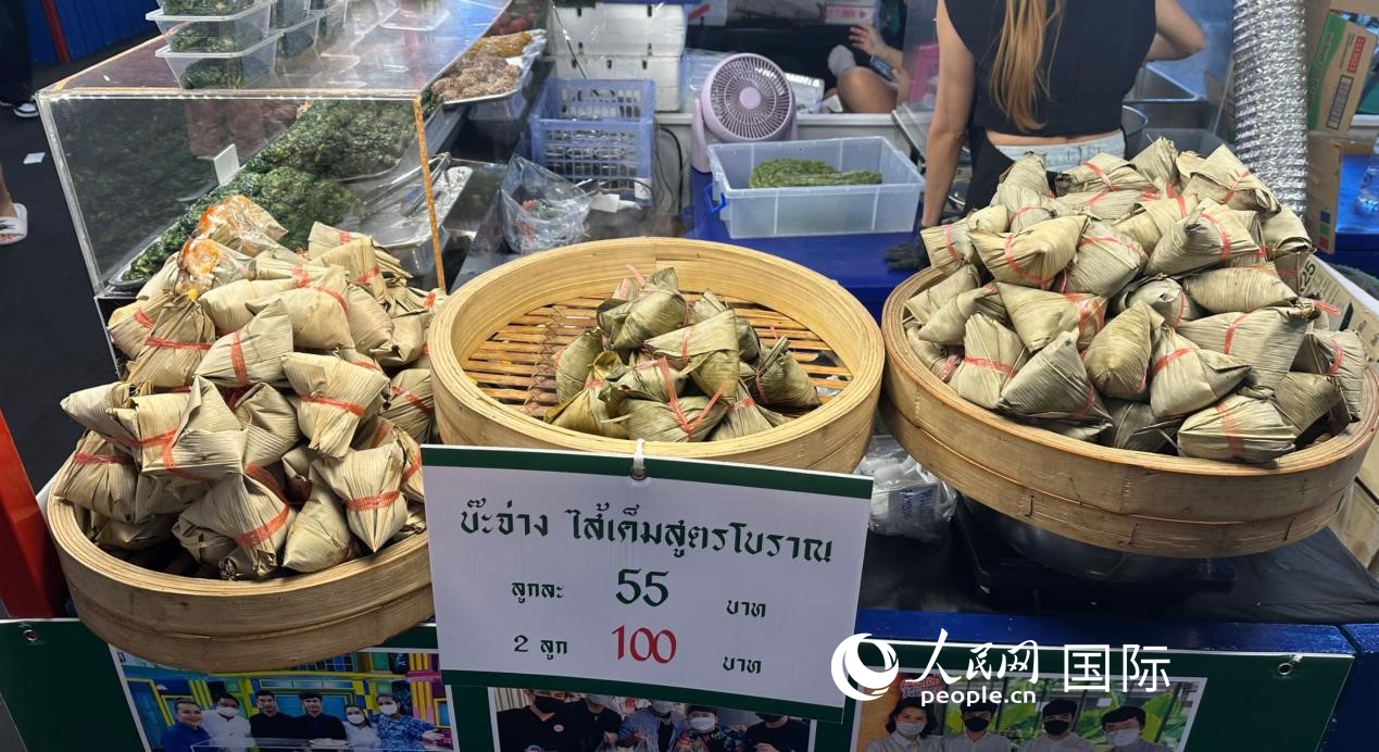 泰國街頭小吃店售賣粽子。人民網(wǎng)記者 簡承淵攝