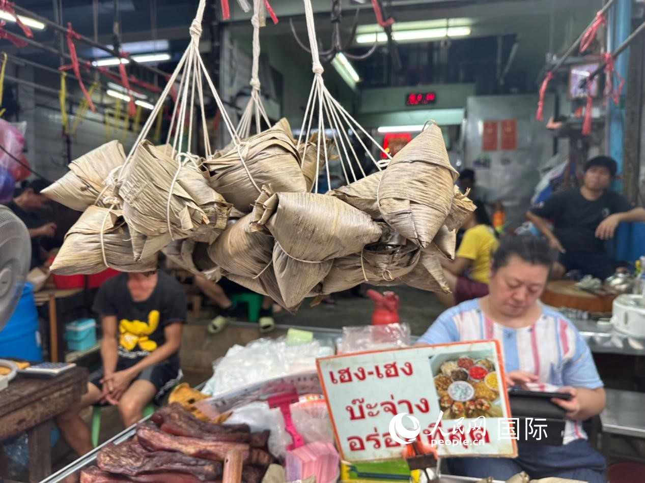 唐人街店鋪售賣的粽子。人民網(wǎng)記者 簡承淵攝