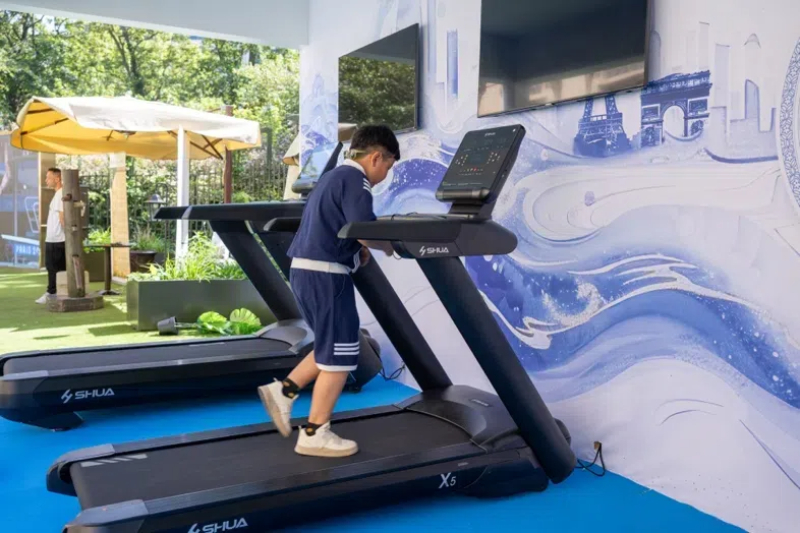 小朋友在智慧體育公園體驗(yàn)跑步機(jī)。巴黎
