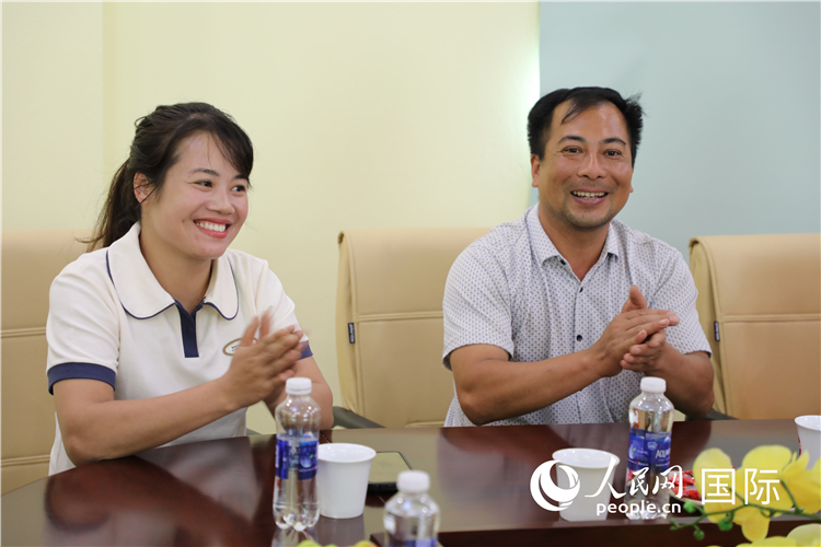 越南沙巴市黃連寄宿制民族小學(xué)老師阮氏秋姮、阮文享。人民網(wǎng)記者簡(jiǎn)承淵攝