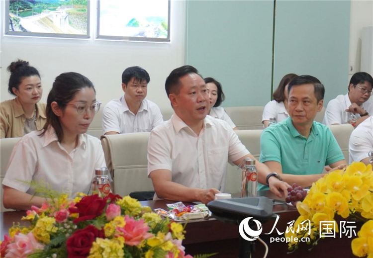 越中電力公司董事長(zhǎng)李志雄（前排左二）介紹越南電力情況。葛沙莎攝