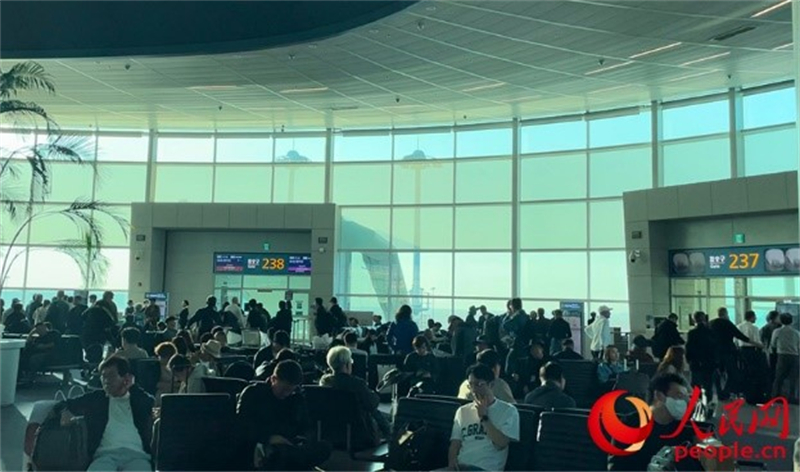 仁川機場等待登機的旅客。人民網(wǎng) 李帆攝