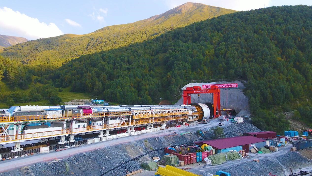 “高加索號(hào)”單護(hù)盾硬巖掘進(jìn)機(jī)（TBM）。中鐵隧道局格魯吉亞KK公路隧道項(xiàng)目部供圖