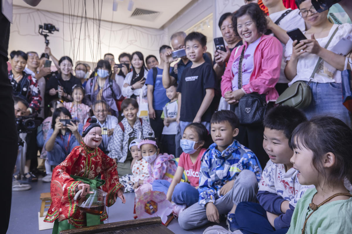 5月1日，廣州市白鵝潭大灣區(qū)藝術(shù)中心非物質(zhì)文化遺產(chǎn)館內(nèi)，精彩的梅縣提線木偶戲表演吸引了眾多游客駐足觀賞。 來(lái)源：人民圖片網(wǎng)