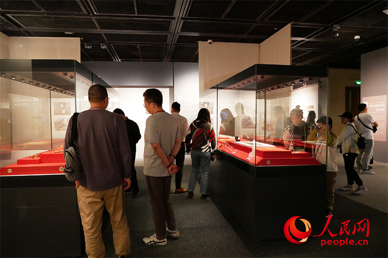 “五一”假期，游客在首都博物館參觀展覽。人民網(wǎng)記者 韋衍行攝