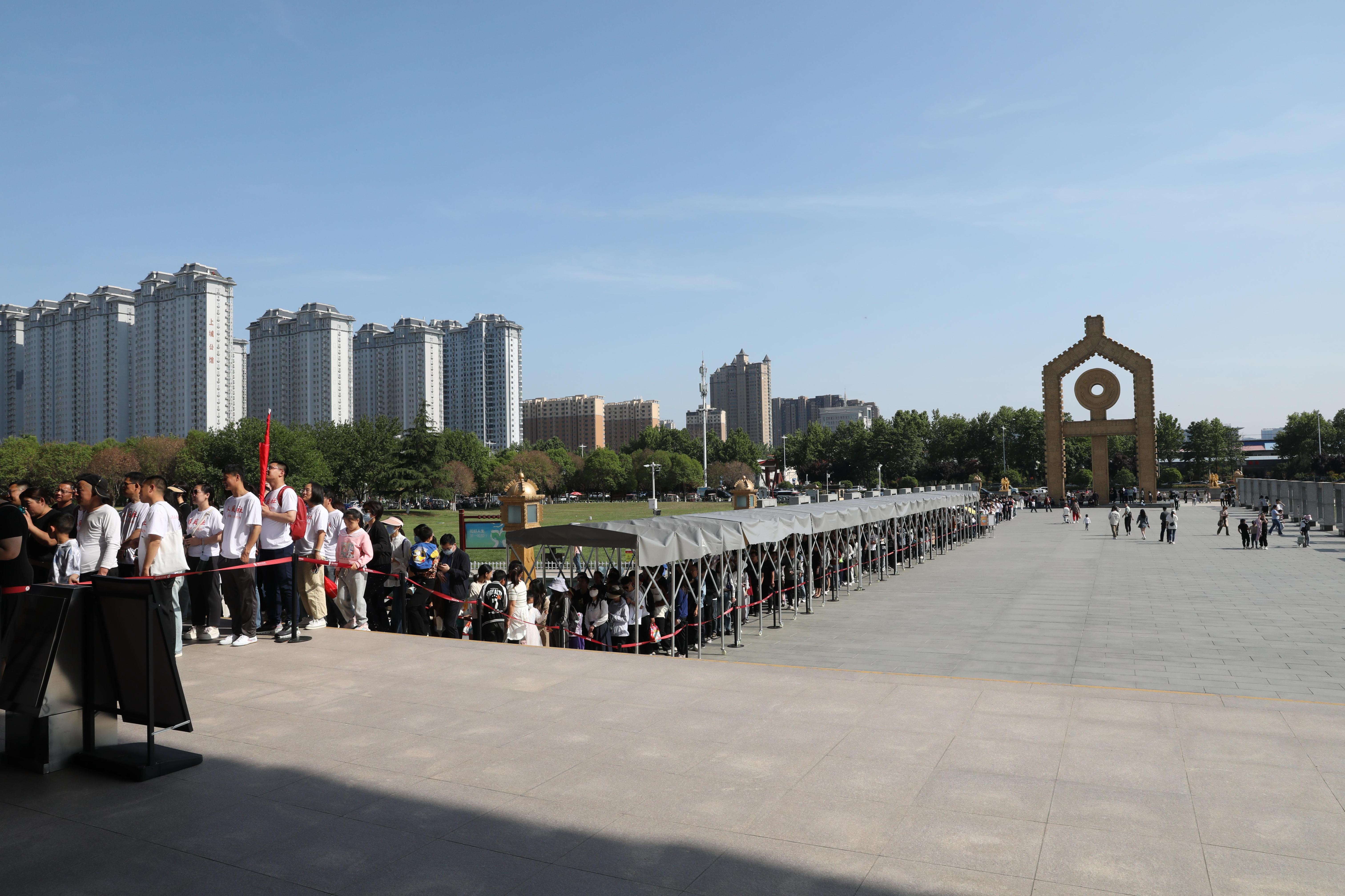 “五一”期間，中國文字博物館外游客有序排隊。中國文字博物館供圖