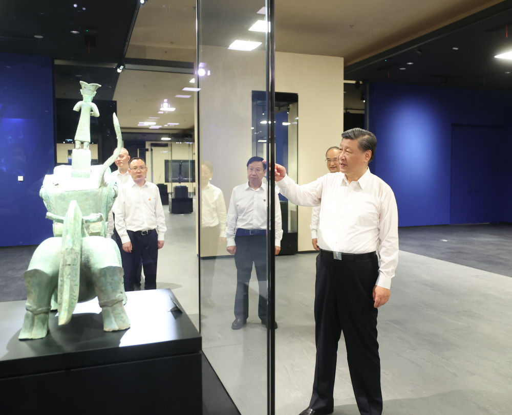 2023年7月26日，習(xí)近平總書記在四川省德陽(yáng)市考察了三星堆博物館，了解當(dāng)?shù)貧v史文化遺址發(fā)掘研究、文物保護(hù)修復(fù)等情況。