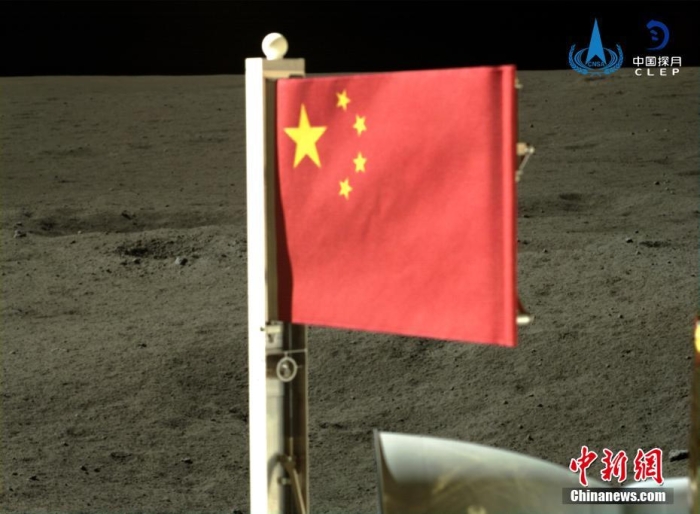6月4日，中國(guó)國(guó)家航天局公布了嫦娥六號(hào)探測(cè)器在月球背面的五星紅旗展示影像。鮮艷的五星紅旗再次閃耀月球，這也是中國(guó)首次在月球背面獨(dú)立動(dòng)態(tài)展示國(guó)旗。<a target='_blank' href='/'><p  align=