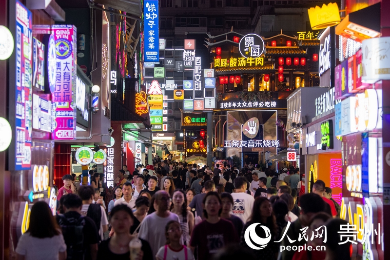 6月21日，貴陽，青云市集內(nèi)游人如織。人民網(wǎng)記者 翁奇羽攝