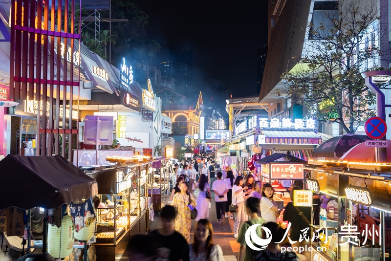 6月21日，夜幕下人頭攢動(dòng)的貴陽市太平路街區(qū)。人民網(wǎng)記者 涂敏攝