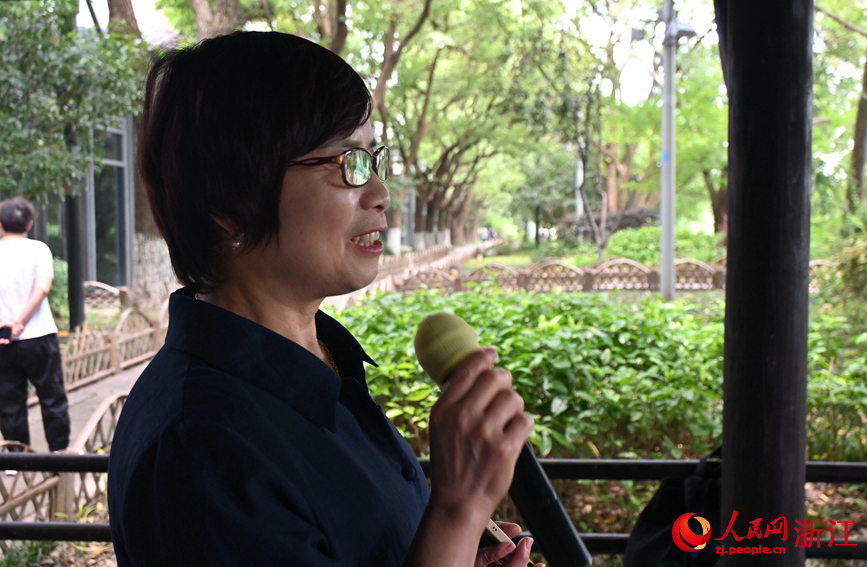 面向運河，任國萍放聲歌唱。人民網(wǎng)記者 張麗瑋