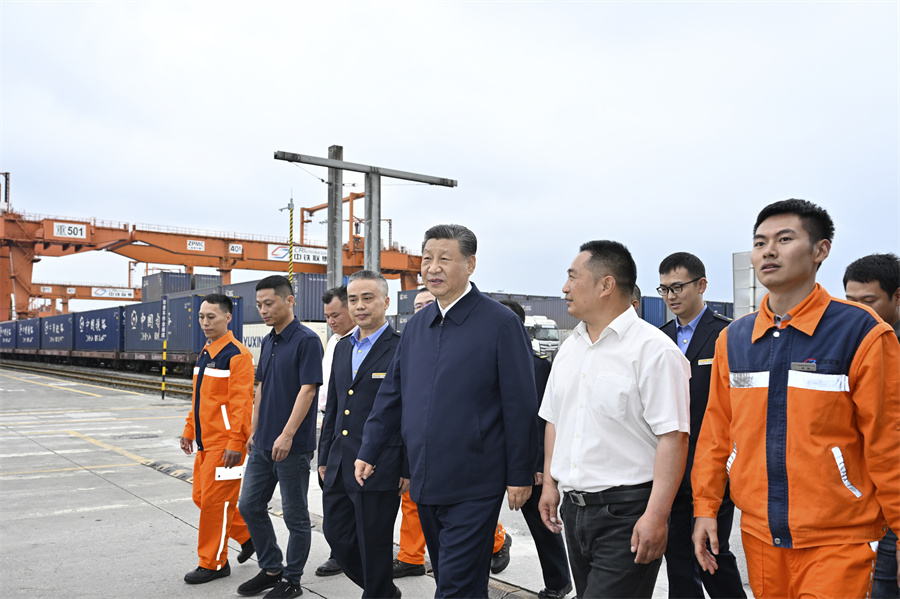 2024年4月22日至24日，中共中央總書記、國家主席、中央軍委主席習近平在重慶考察。這是22日下午，習近平在重慶國際物流樞紐園區(qū)重慶鐵路集裝箱中心站，同貨車司機、列車司機、裝卸工人、場站管理人員等親切交流。新華社記者 岳月偉 攝