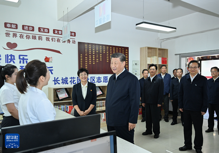 2024年6月19日下午，習(xí)近平在寧夏銀川市金鳳區(qū)長(zhǎng)城花園社區(qū)黨群服務(wù)中心便民服務(wù)廳了解社區(qū)開展便民惠民服務(wù)等情況。新華社記者 謝環(huán)馳 攝