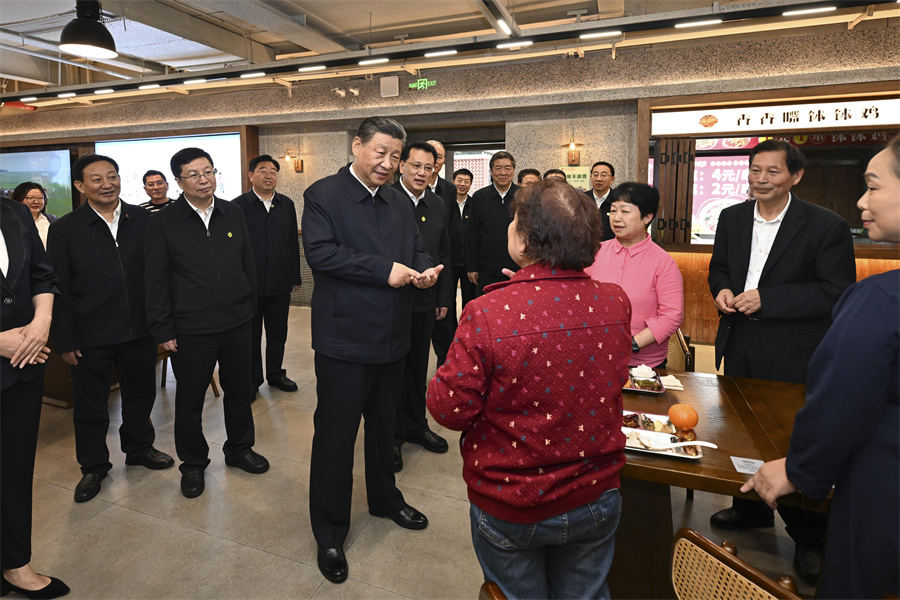 2024年4月22日下午，習(xí)近平在九龍坡區(qū)謝家灣街道民主村社區(qū)考察時(shí)，同正在社區(qū)食堂就餐的群眾親切交流。新華社記者 謝環(huán)馳 攝