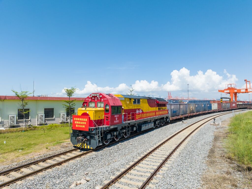 01 陸海新通道第20000列班車(chē)。陸海新通道運(yùn)營(yíng)公司供圖