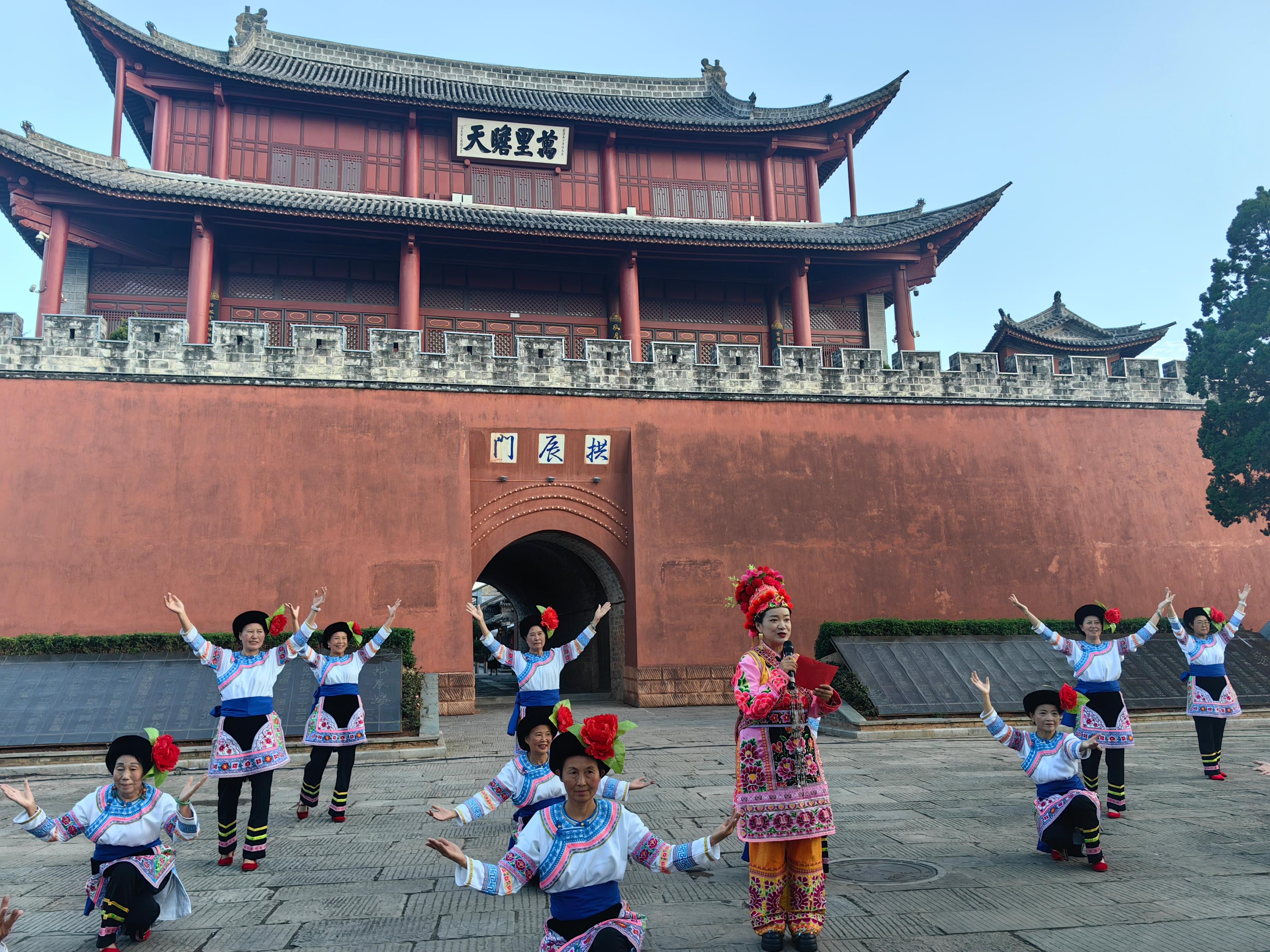 云南大理巍山舉辦普法宣傳活動(dòng)。人民網(wǎng)記者 孝金波攝