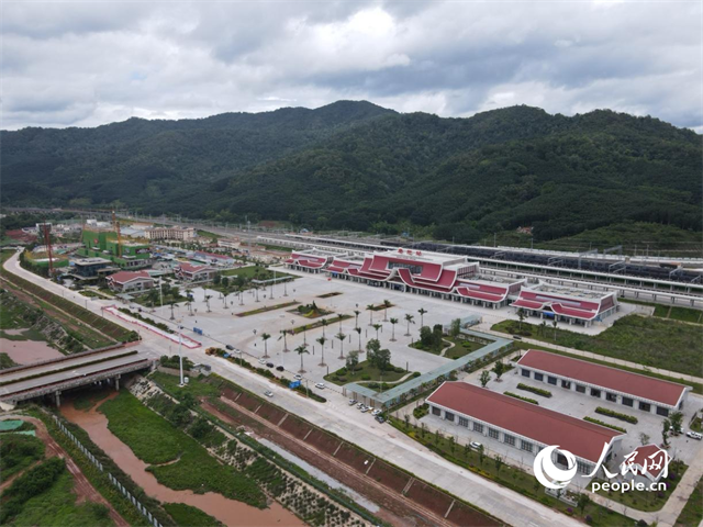 航拍云南磨憨口岸。 人民網(wǎng)記者 符皓攝